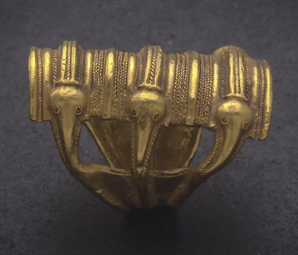 Medelpard, njurunda, Fingerring med fågelhuvuden, id 13476