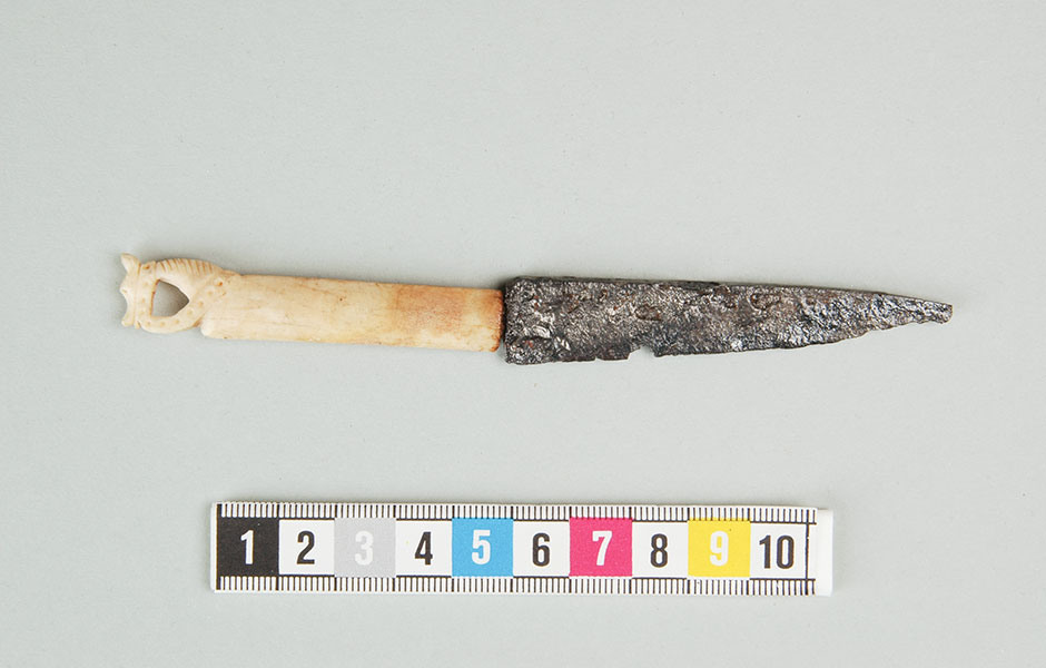 Knivblad av järn med handtag av polerat ben, krönt med stiliserat hästhuvud med betsel. Foto: Victoria Dabir/SHM