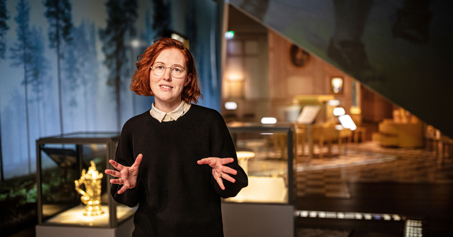Museipedagog Ellen Hallgren står i utställningen Sveriges historia