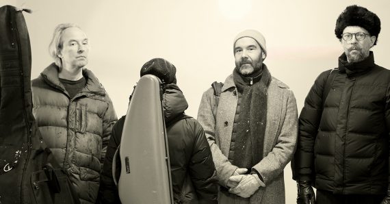Fyra personer står på rad i vinterkläder