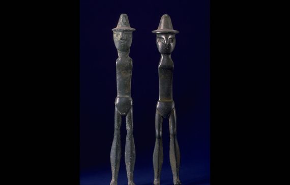 Två figuriner med hatt och underbyxor
