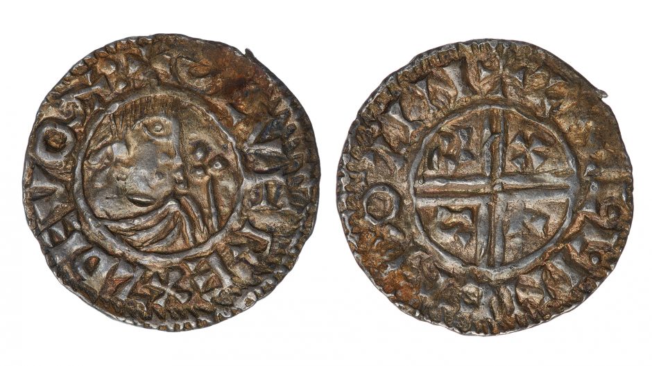 Mynt med en profil av en kung på ena sidan och ett kors på andra sidan
