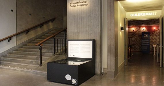 Montern för Aktuell arkeologi i entrén på Historiska museet.
