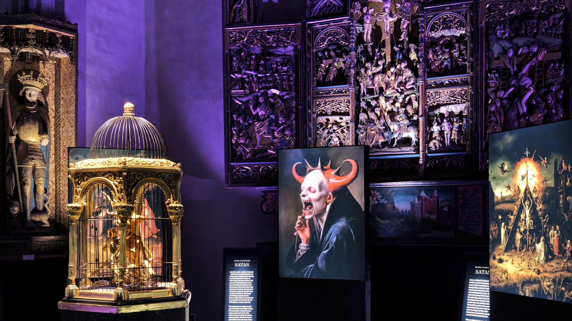 Utställningvy med AI-genererade bilder och kyrklig konst i bakgrunden.