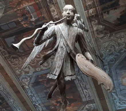 En ängel hänger i taket i Barockhallen.