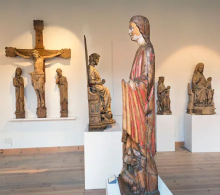 Vy från utställningen Medeltida konst på Historiska museet. Utställda föremål.