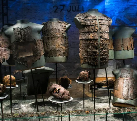 Vy från utställningen Massakern vid muren. Utställda rustningar.