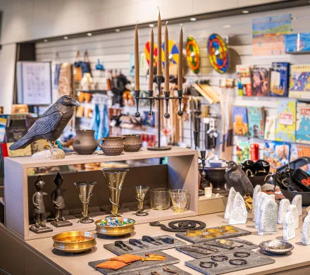 Varor står uppställda i museibutiken.