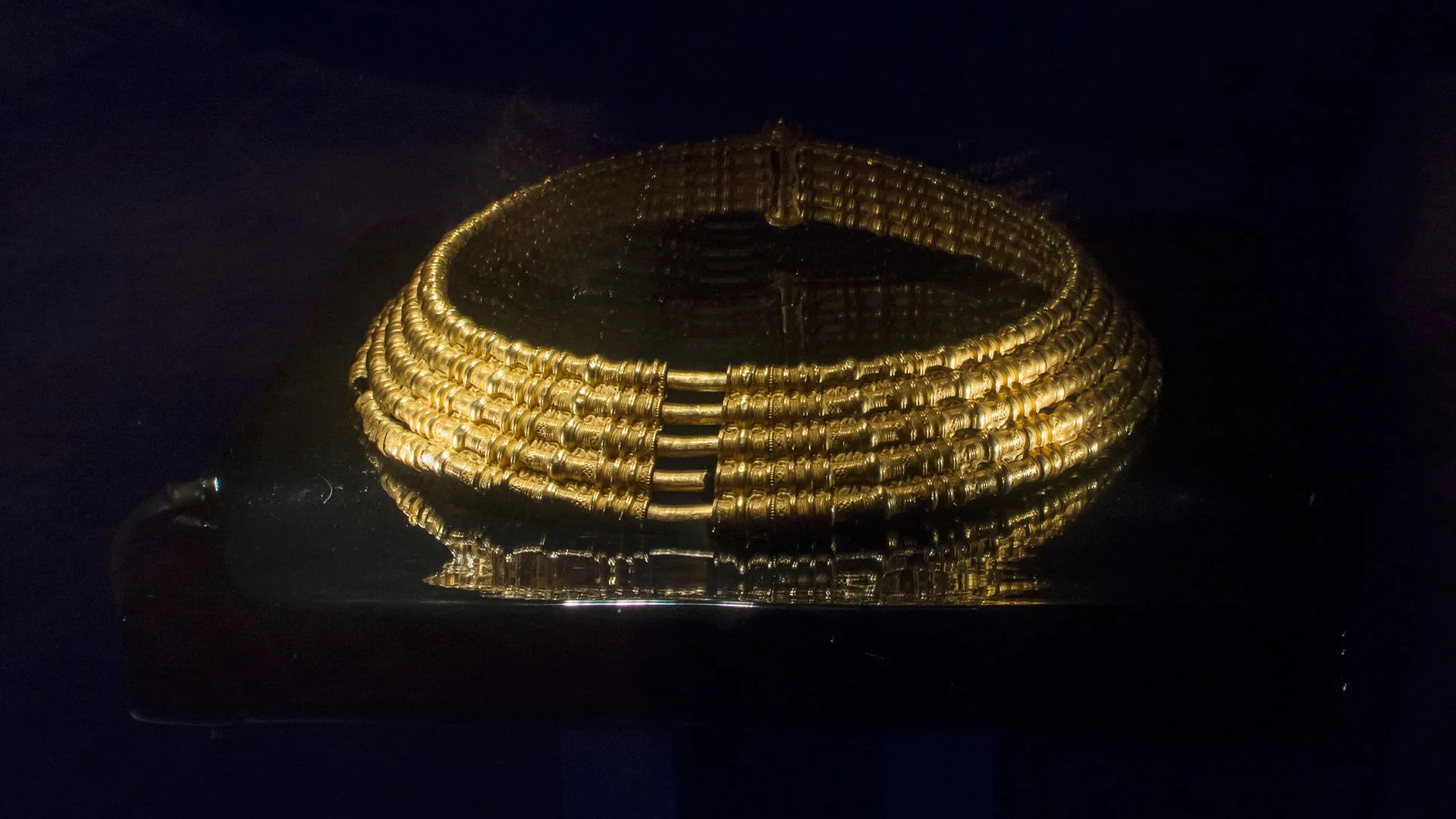 Gold necklace/collar