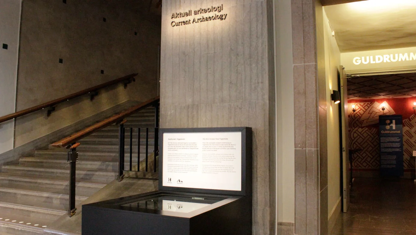 En svart monter i entréhallen. På väggen ovanför står det Aktuell arkeologi.