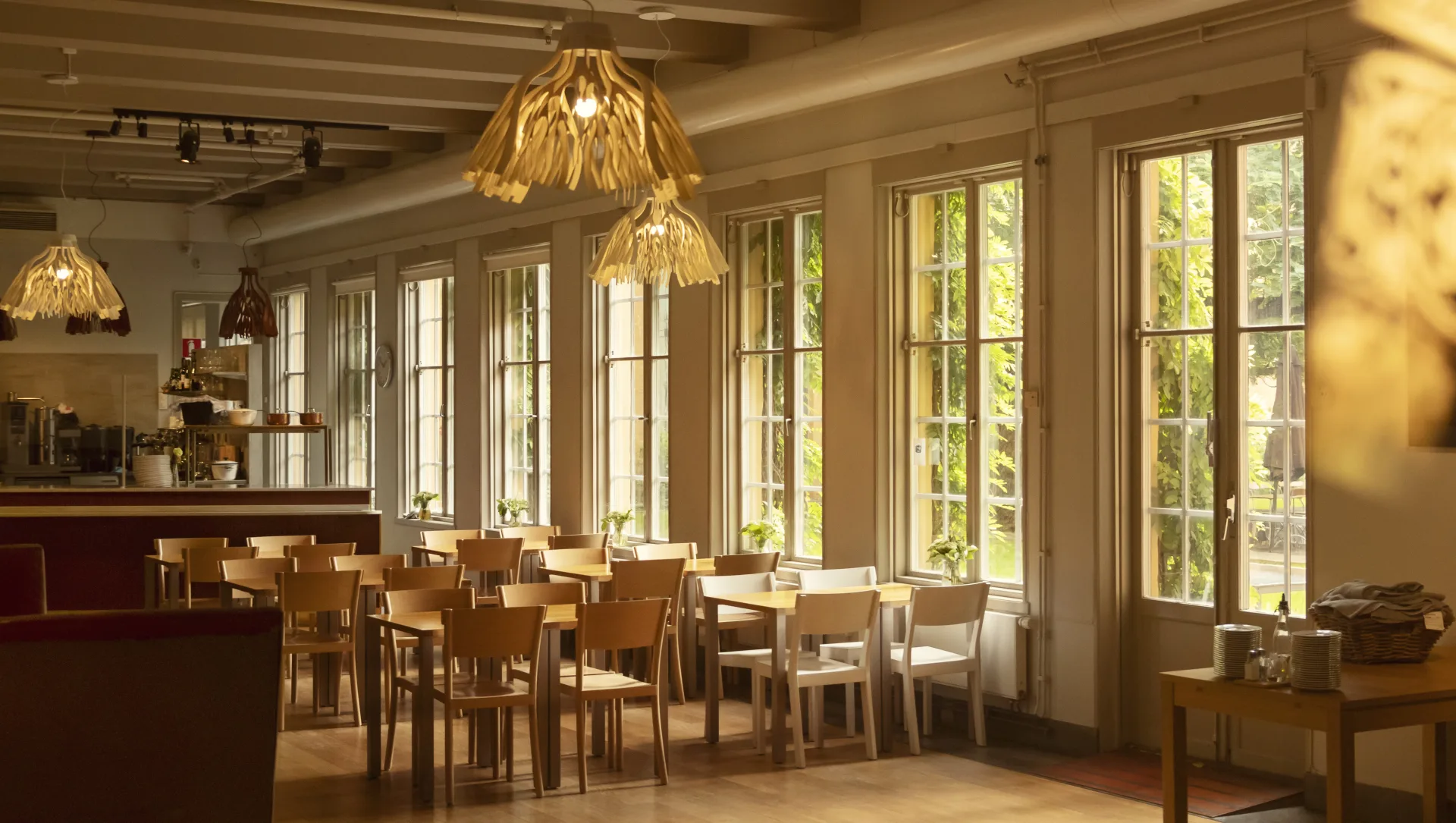 Besökare får hjälp med sin audioguide av en i personalen.