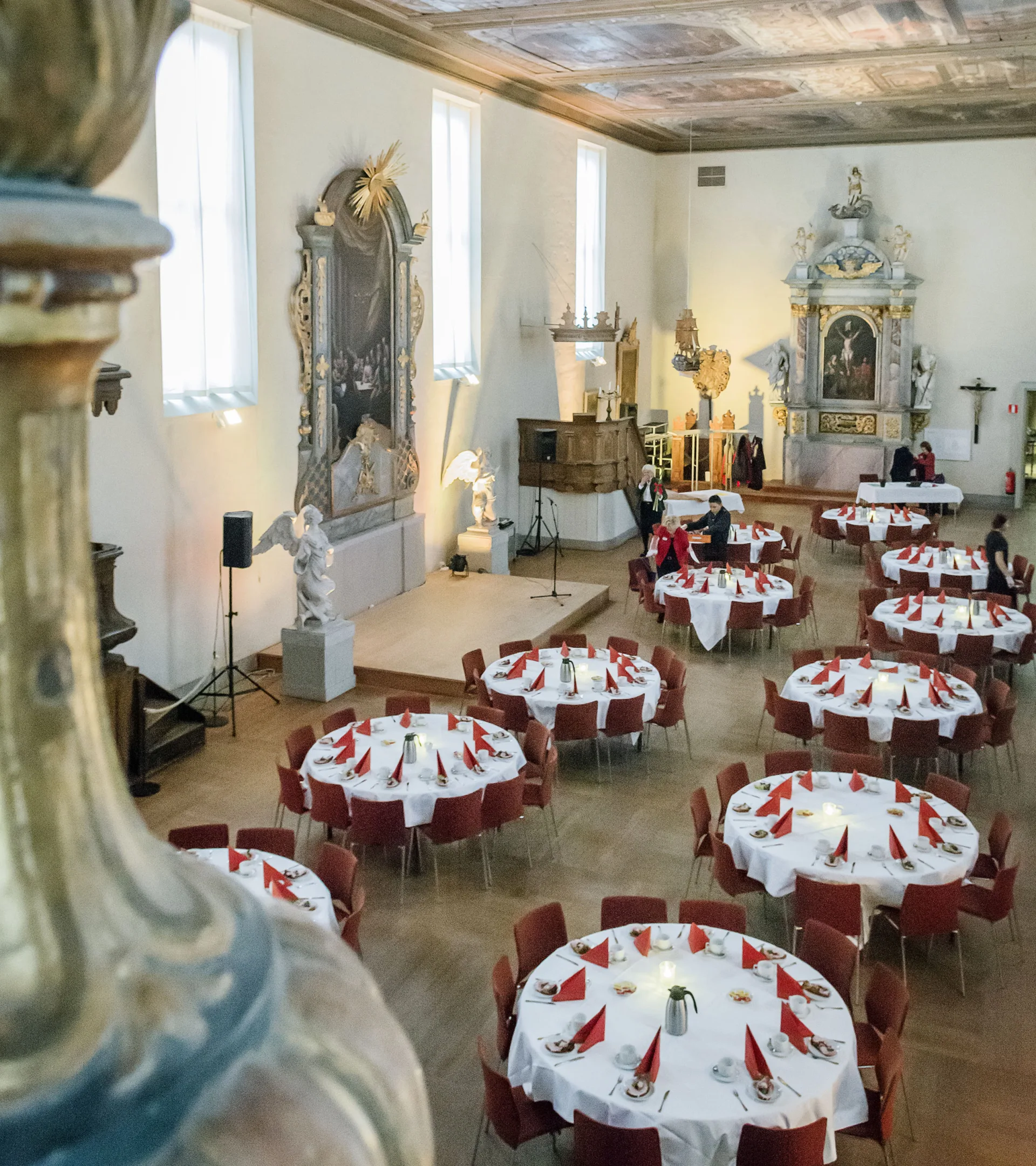Runda bord med vita dukar i Barockhallen.