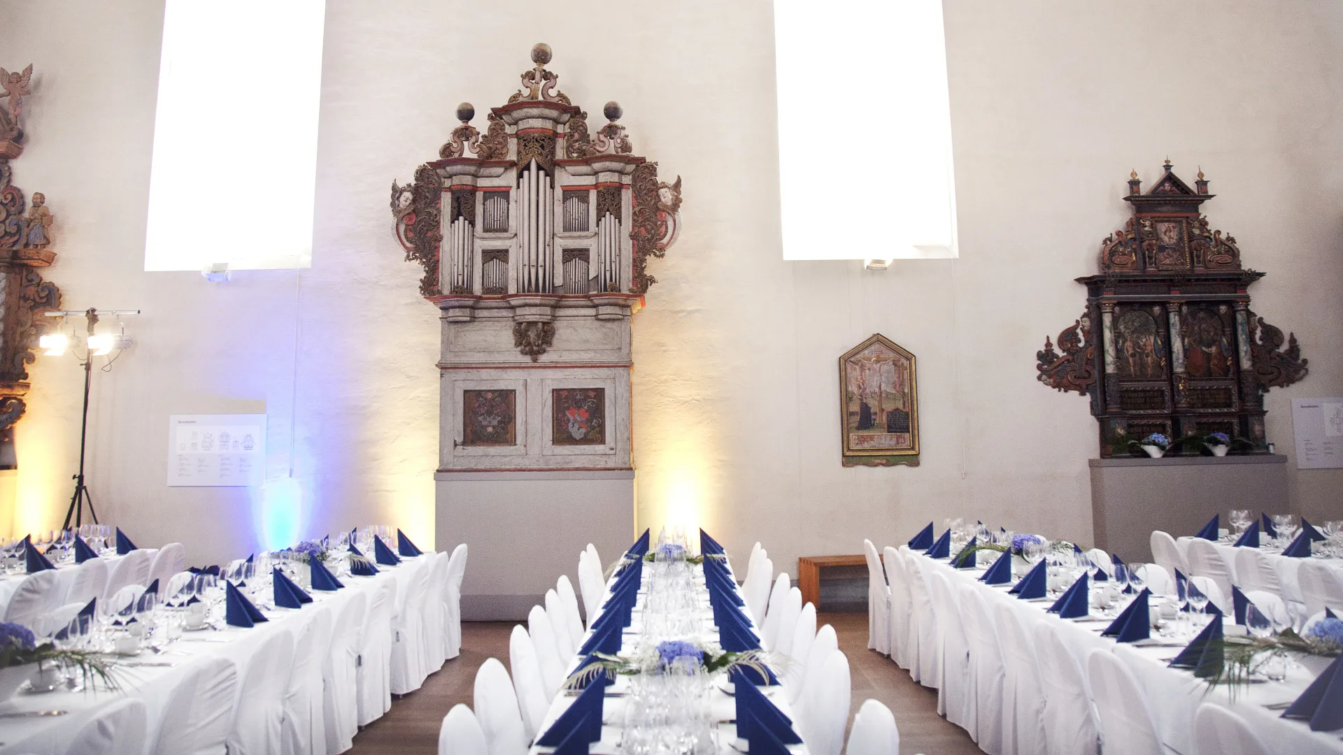 Vita bord står uppställda i långa rader i Barockhallen.