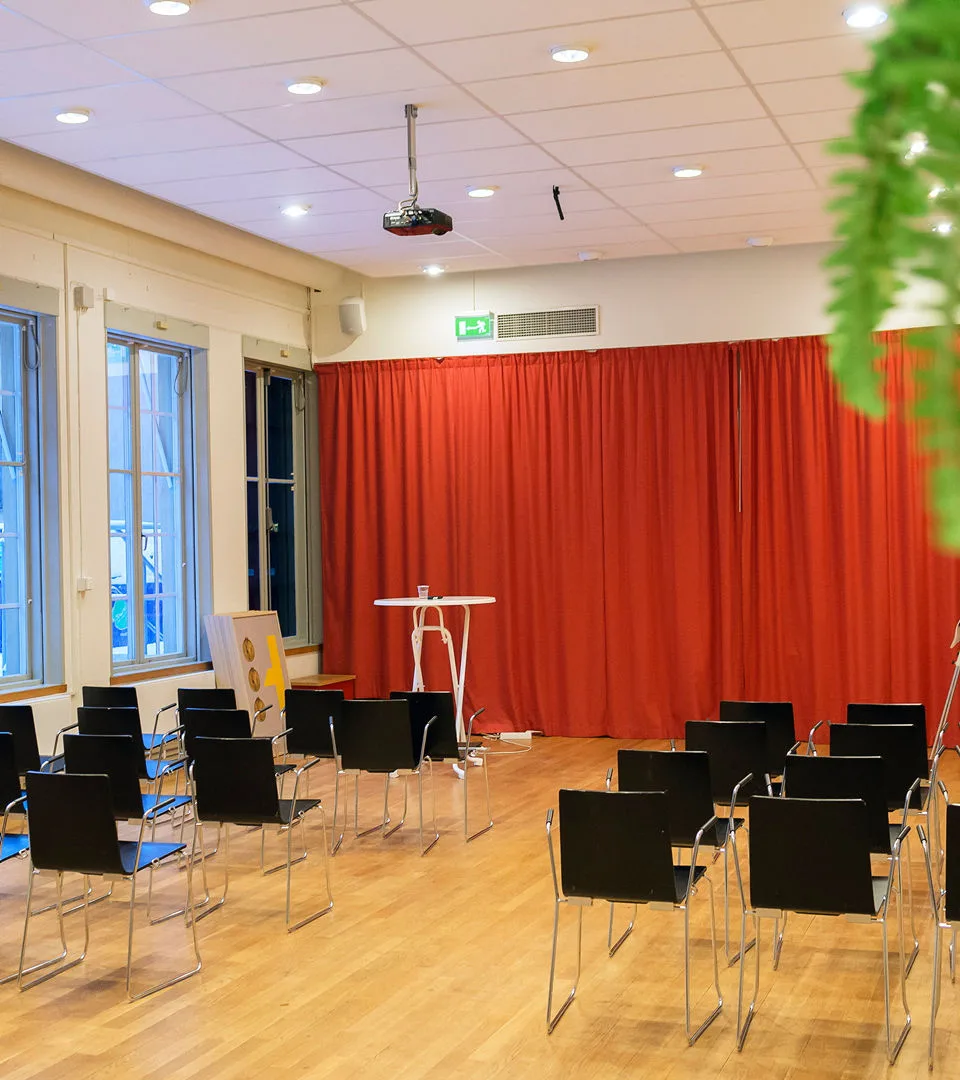 Stolar står uppställda på rad i ett mötesrum.