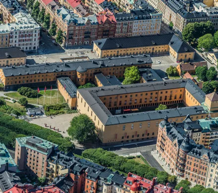 Flygfoto över byggnaden och kvarteret.