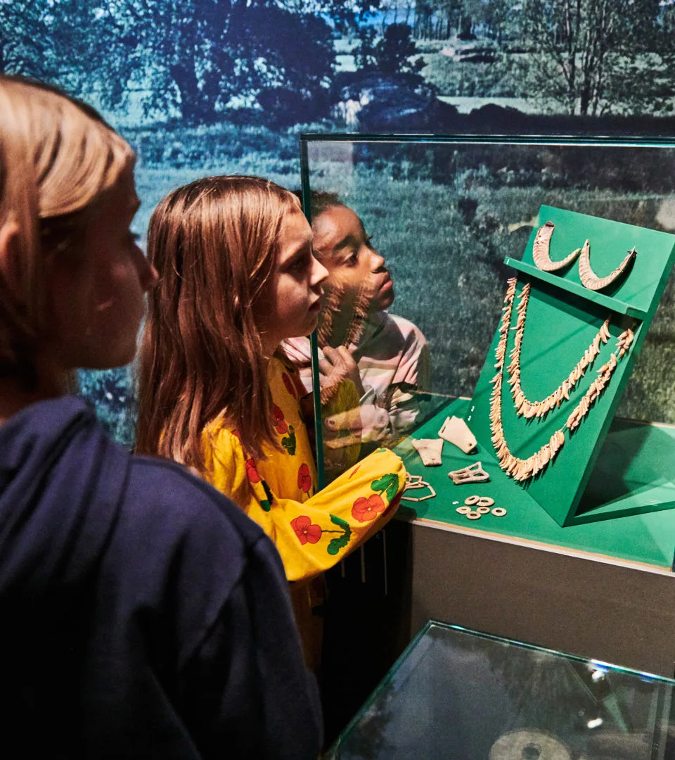 Barn i utställningen Forntider.