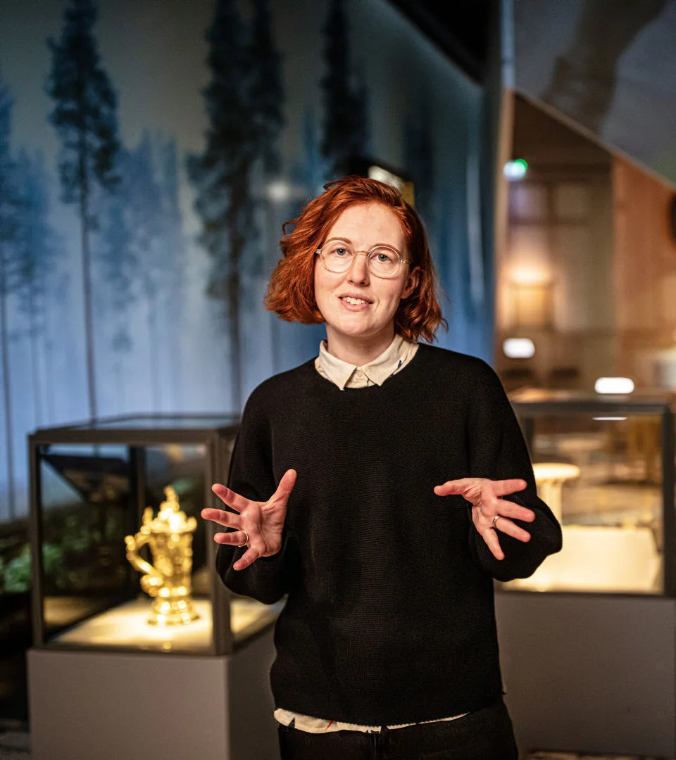 Bild på pedagog som håller en visning i Sveriges historia.