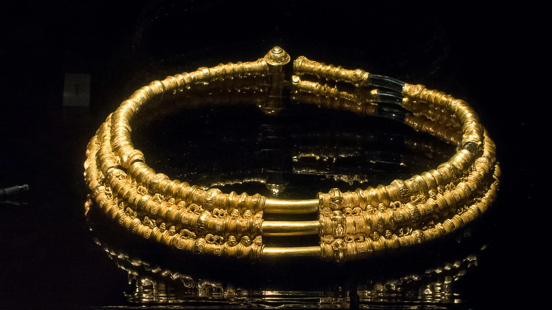 Treradig guldhalskrage i Guldrummet.