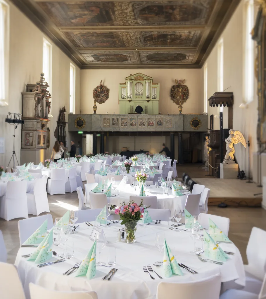 Runda dukade bord med vita dukar i Barockhallen.