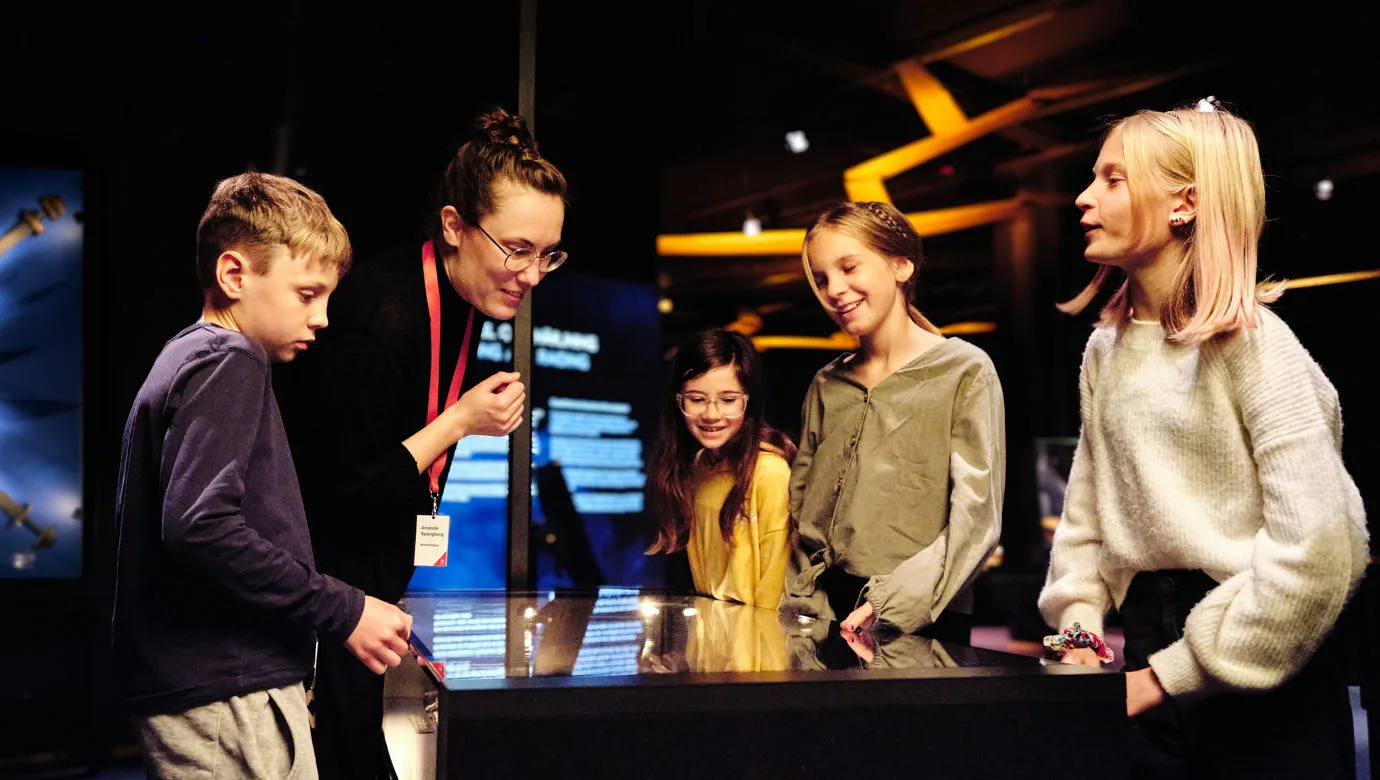 Pedagog håller i en visning för elever.