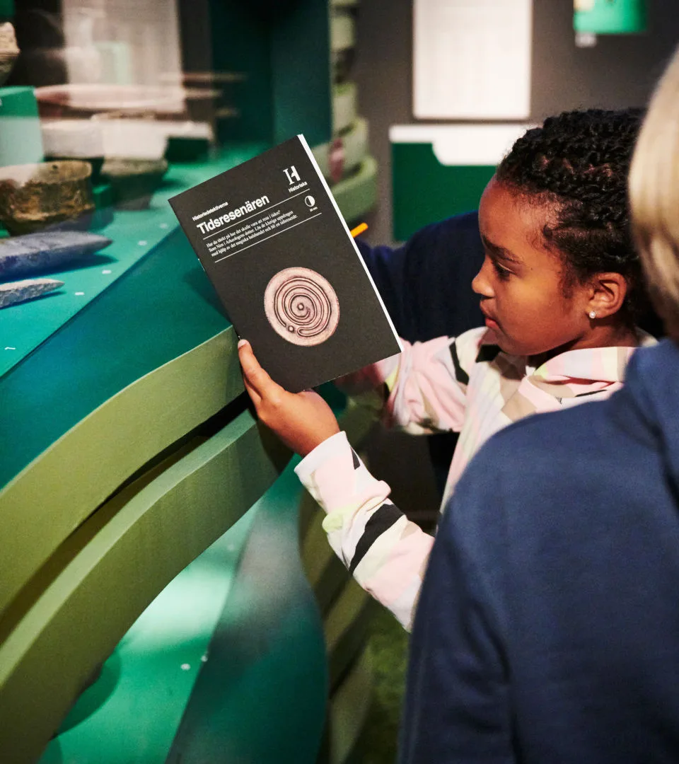 Ett barn går barnspåret Tidsresenären.