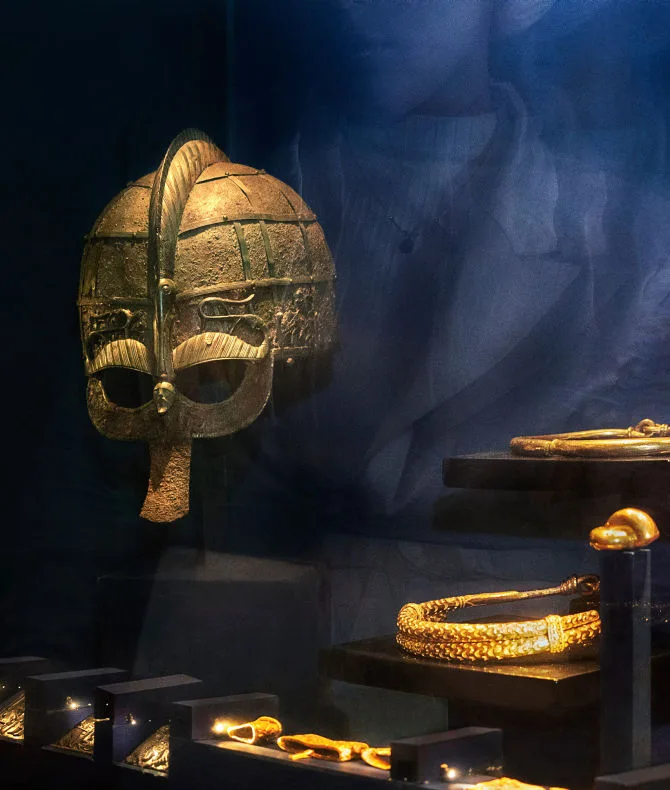 Prakthjälmen från Vendel i en monter.