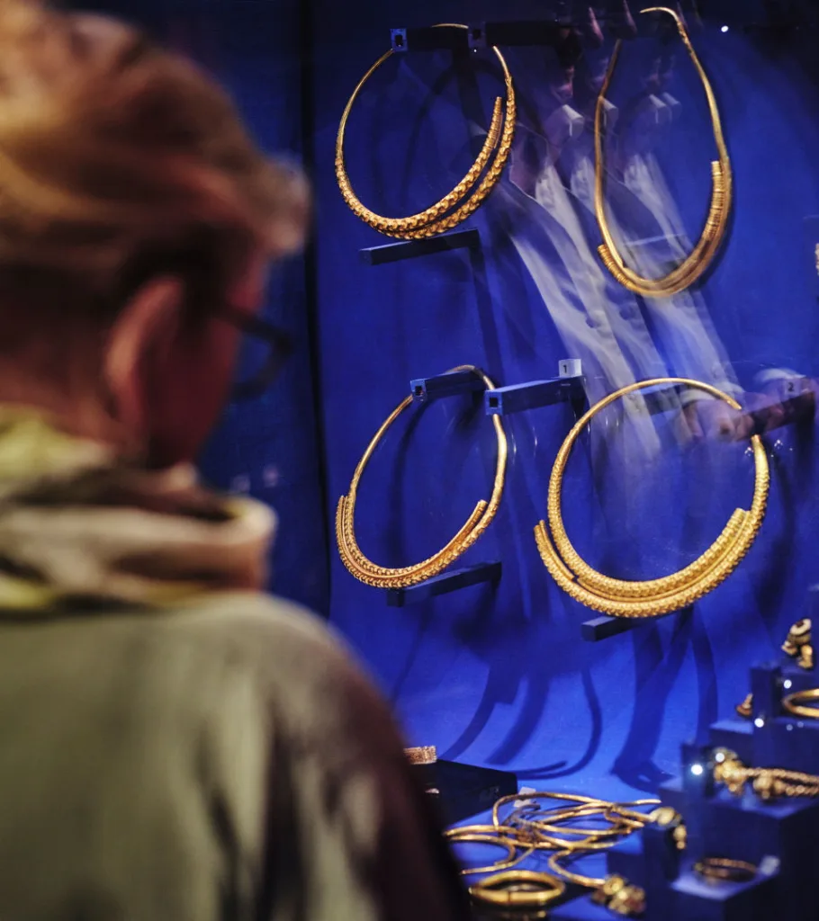 Besökare tittar på föremål i Guldrummet.