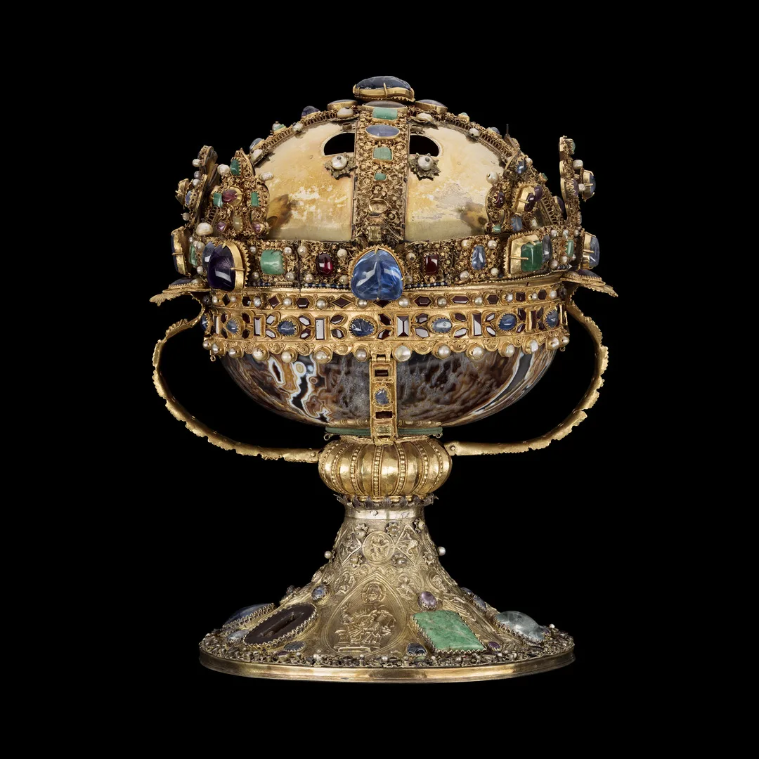 Elisabethrelikvariet på fot med pärlor och ädelstenar.