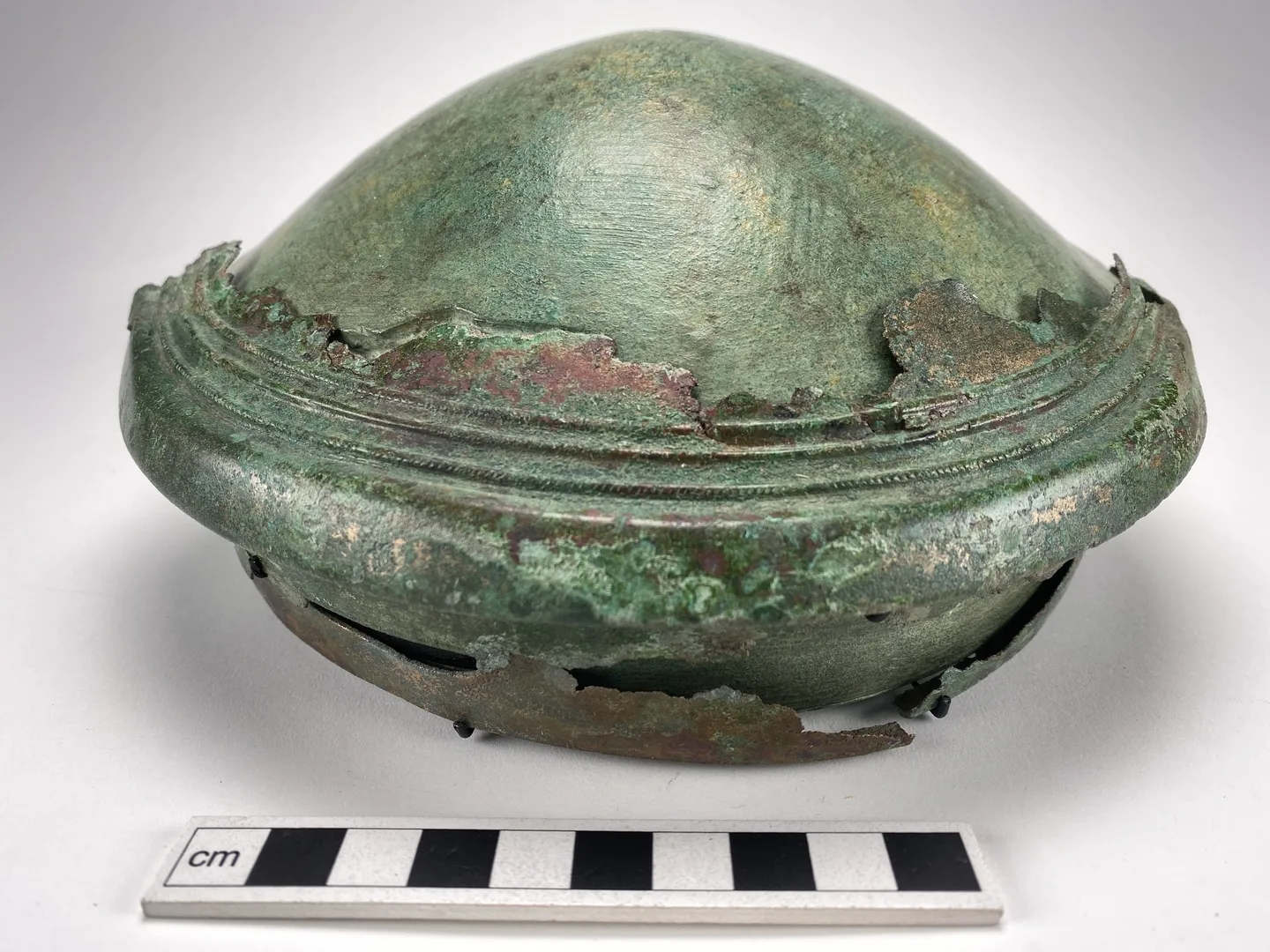 Halvklotformad skål i brons