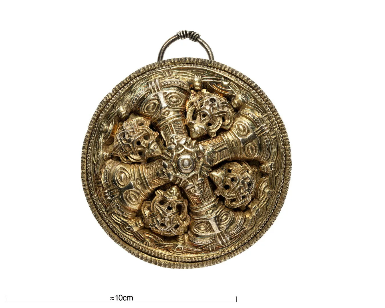 Stort runt dräktspänne.