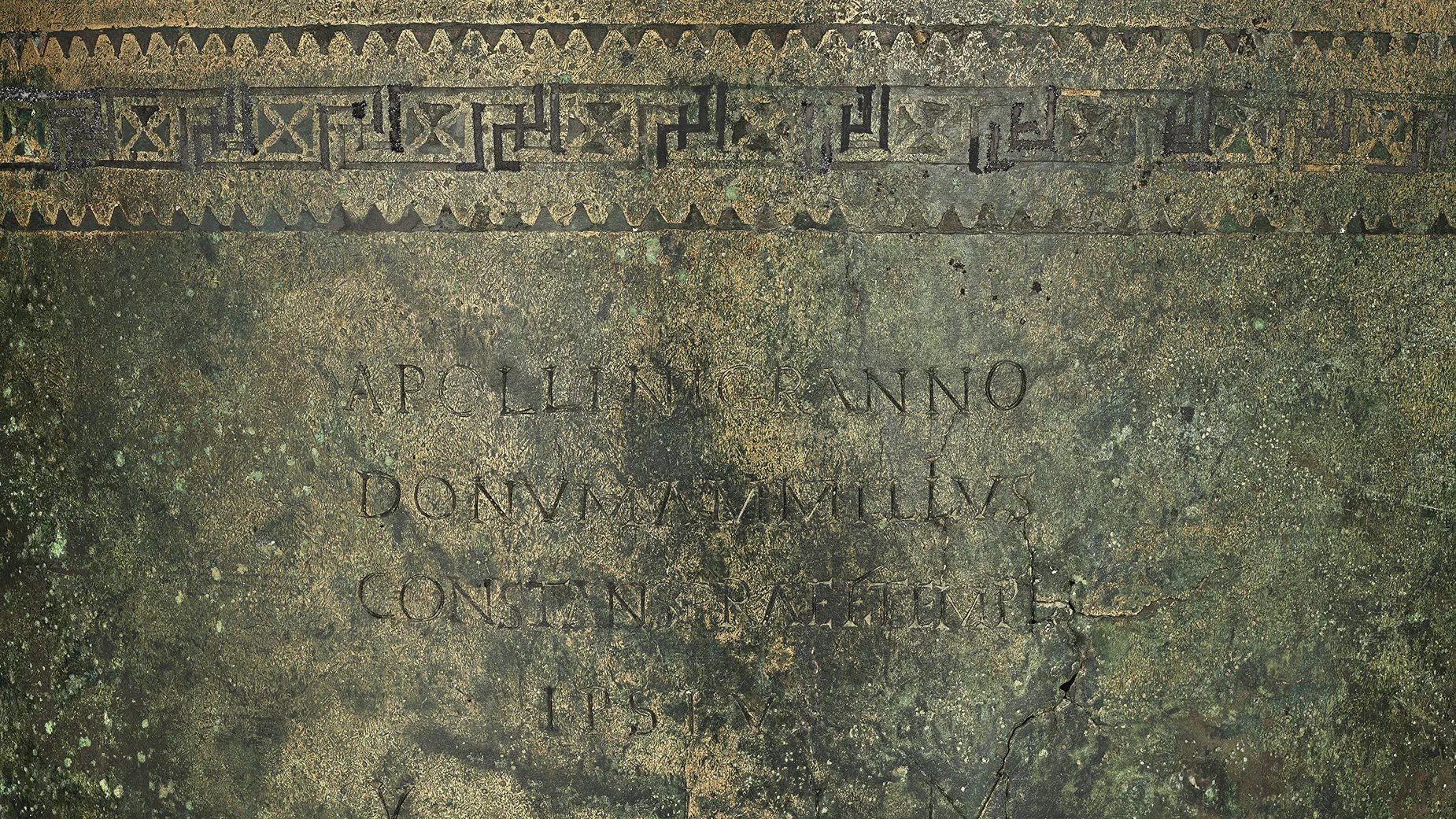 Detaljerad bild av ytan och inskriptionerna på ett kärl