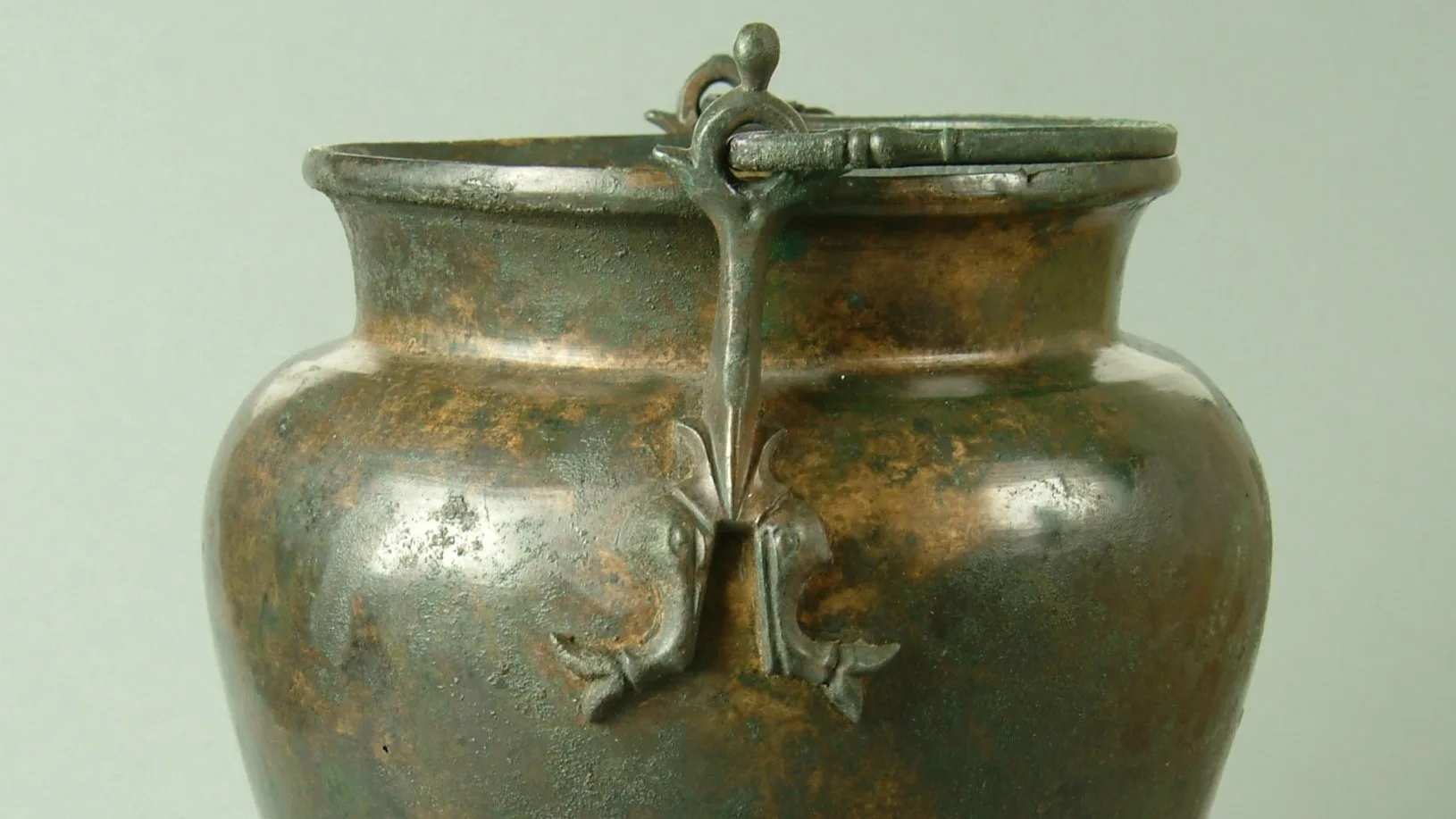 Bronze vessel with a handle