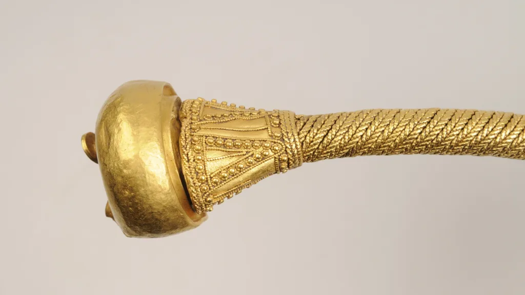 HST_Vittene_halsring_16x9