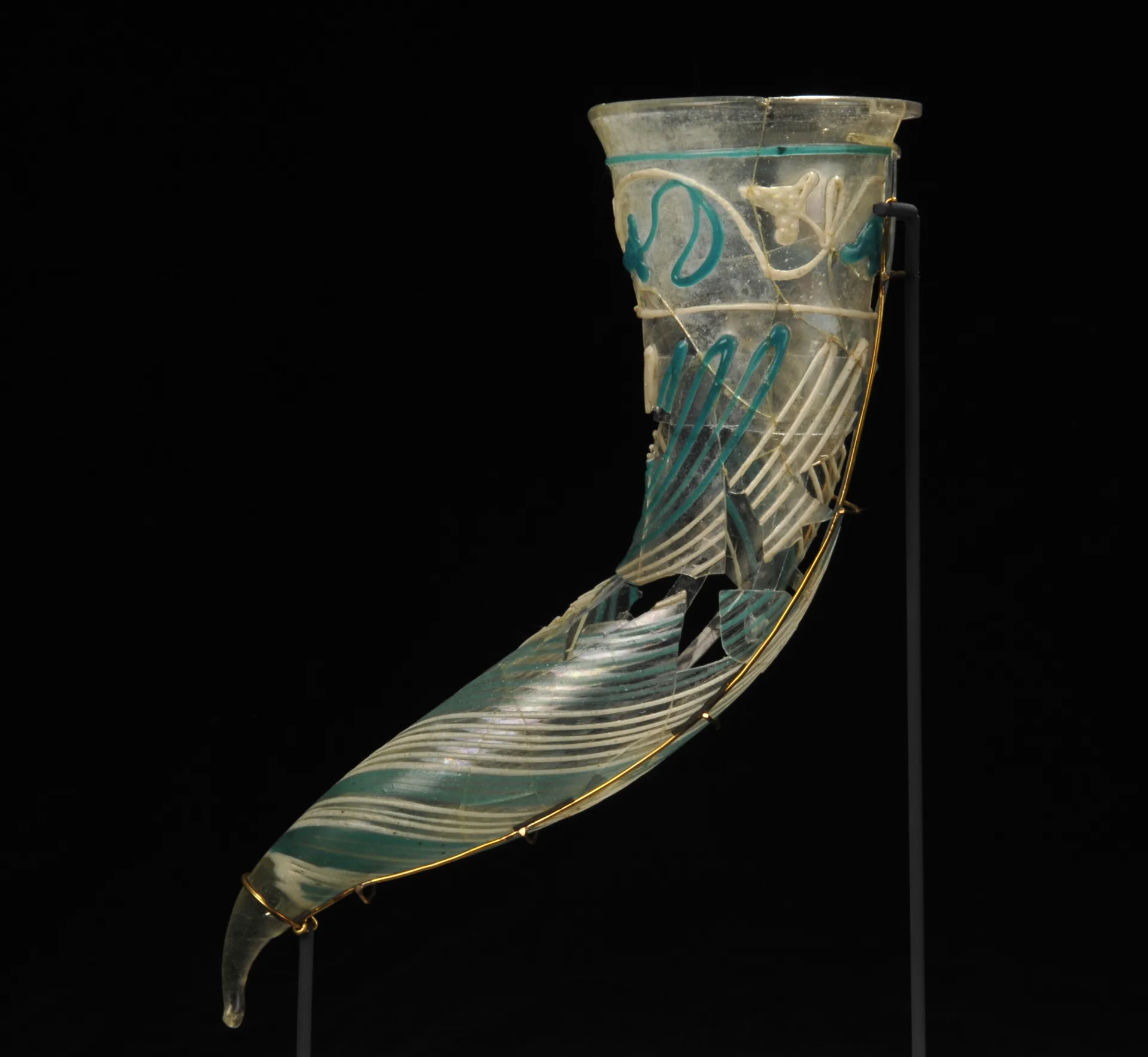 Decorated drinking horn made of glass.