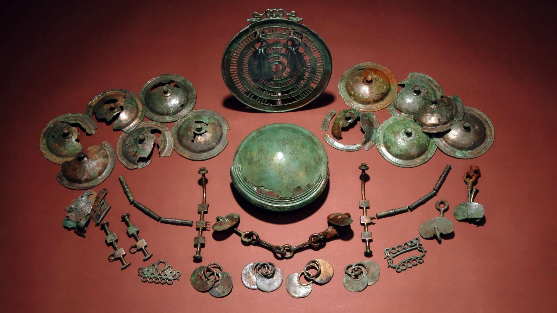 Föremål i brons utlagt på en röd yta