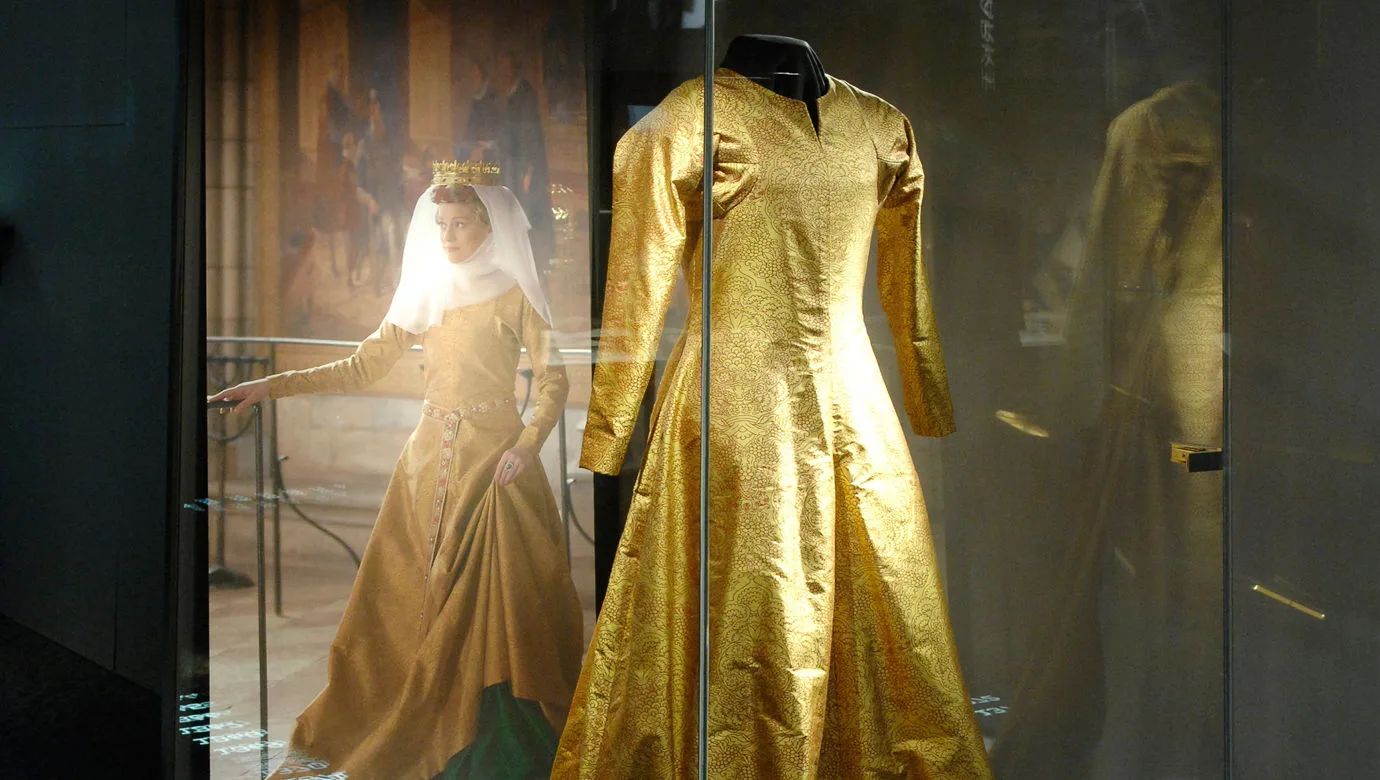 Gold dress in silk brocade.