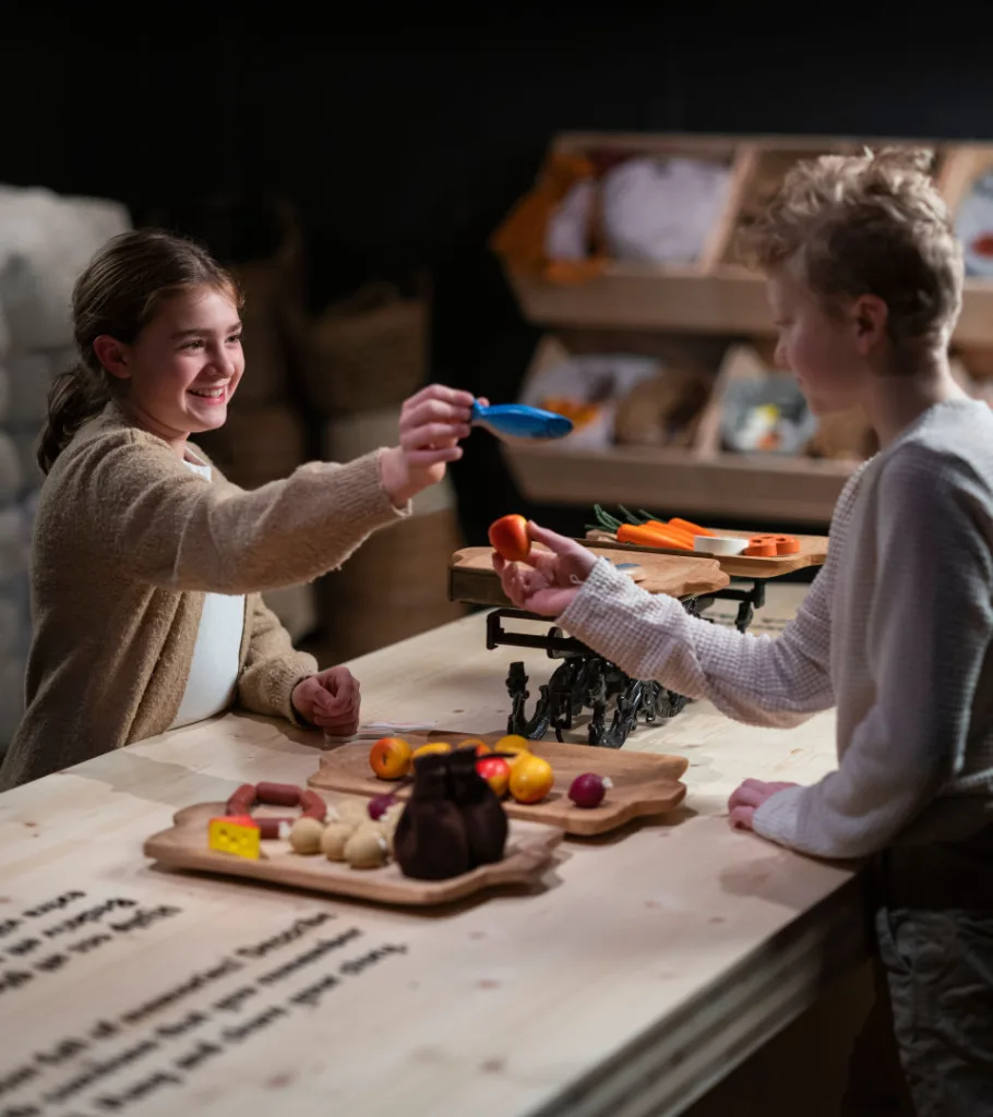 Två barn leker i utställningen Tillsammans genom tiden.