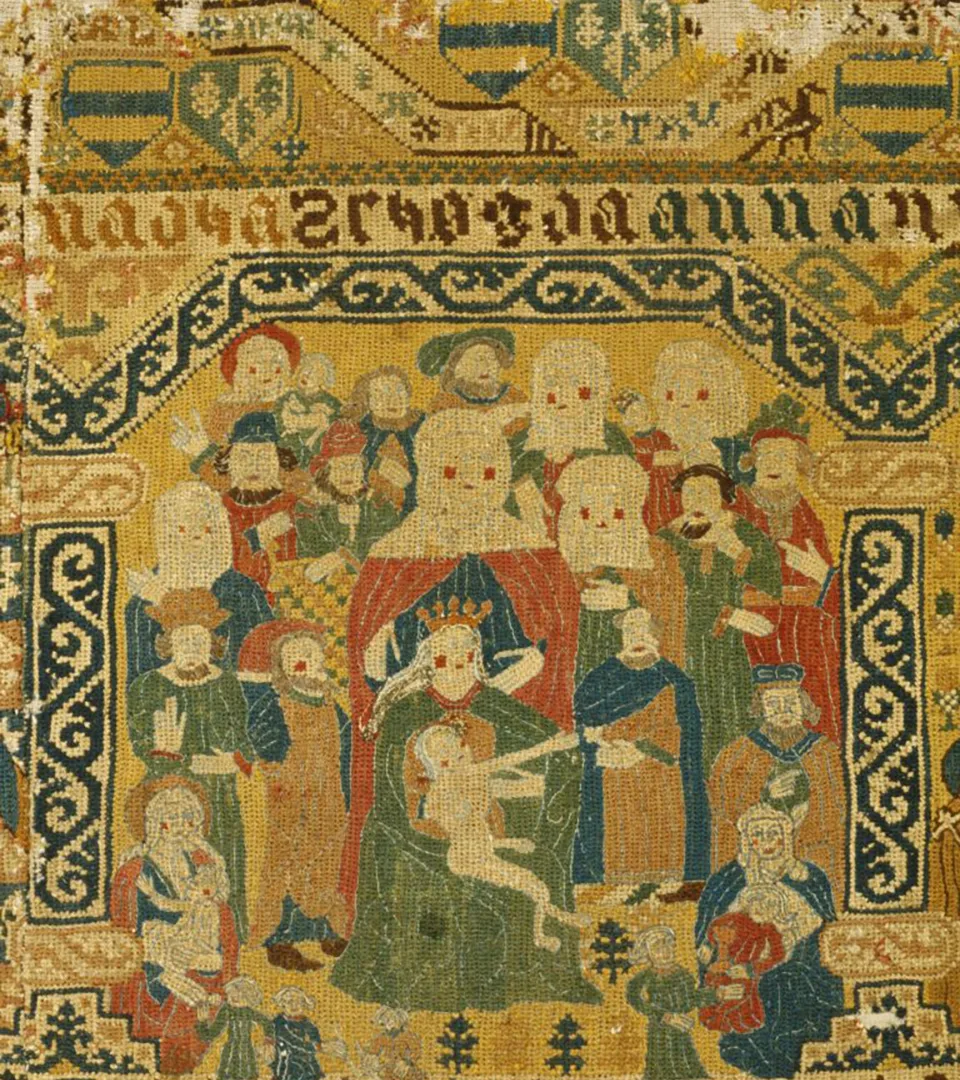 Broderi med stor familj och dekorativa element runt om