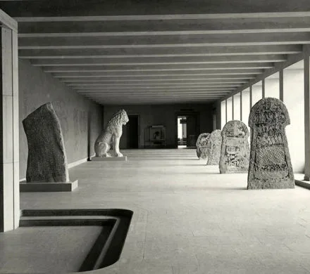 Pireuslejonet står i en gång i museet. Stenar med runor på sidorna.