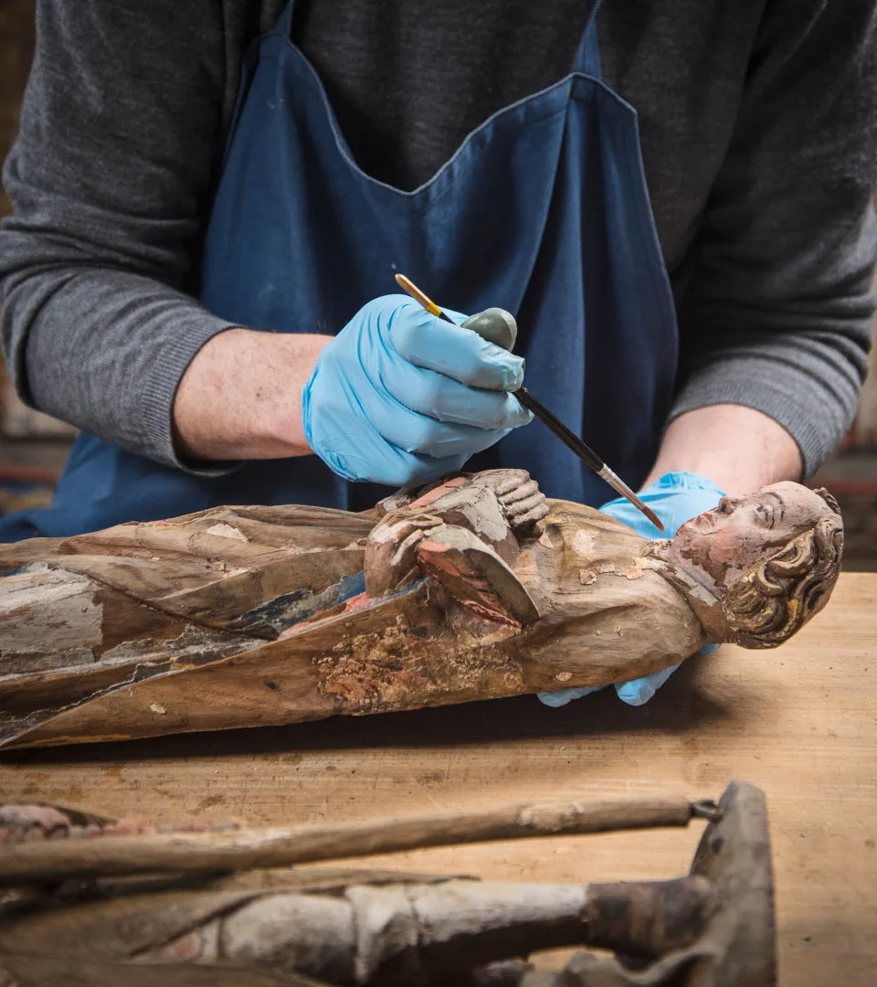 Person arbetar med ett föremål.