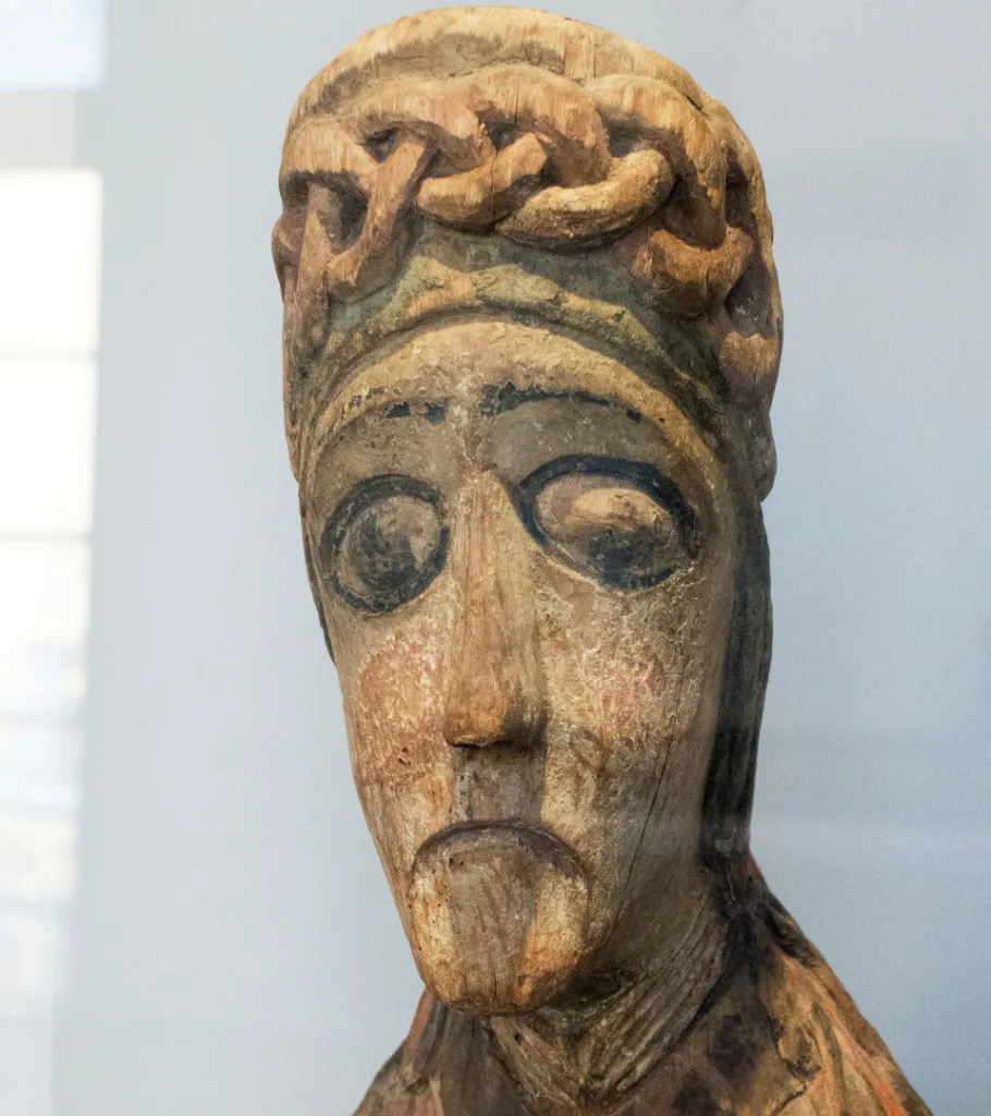 Skulptur i utställningen Medeltida konst.