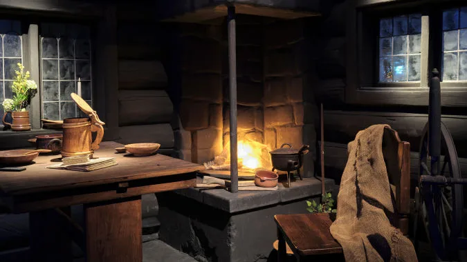 Stuga med eldstad i utställningen Häxor.