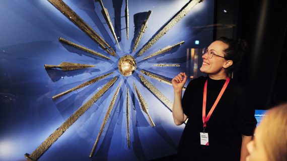 Pedagog visar Vikingarnas värld.