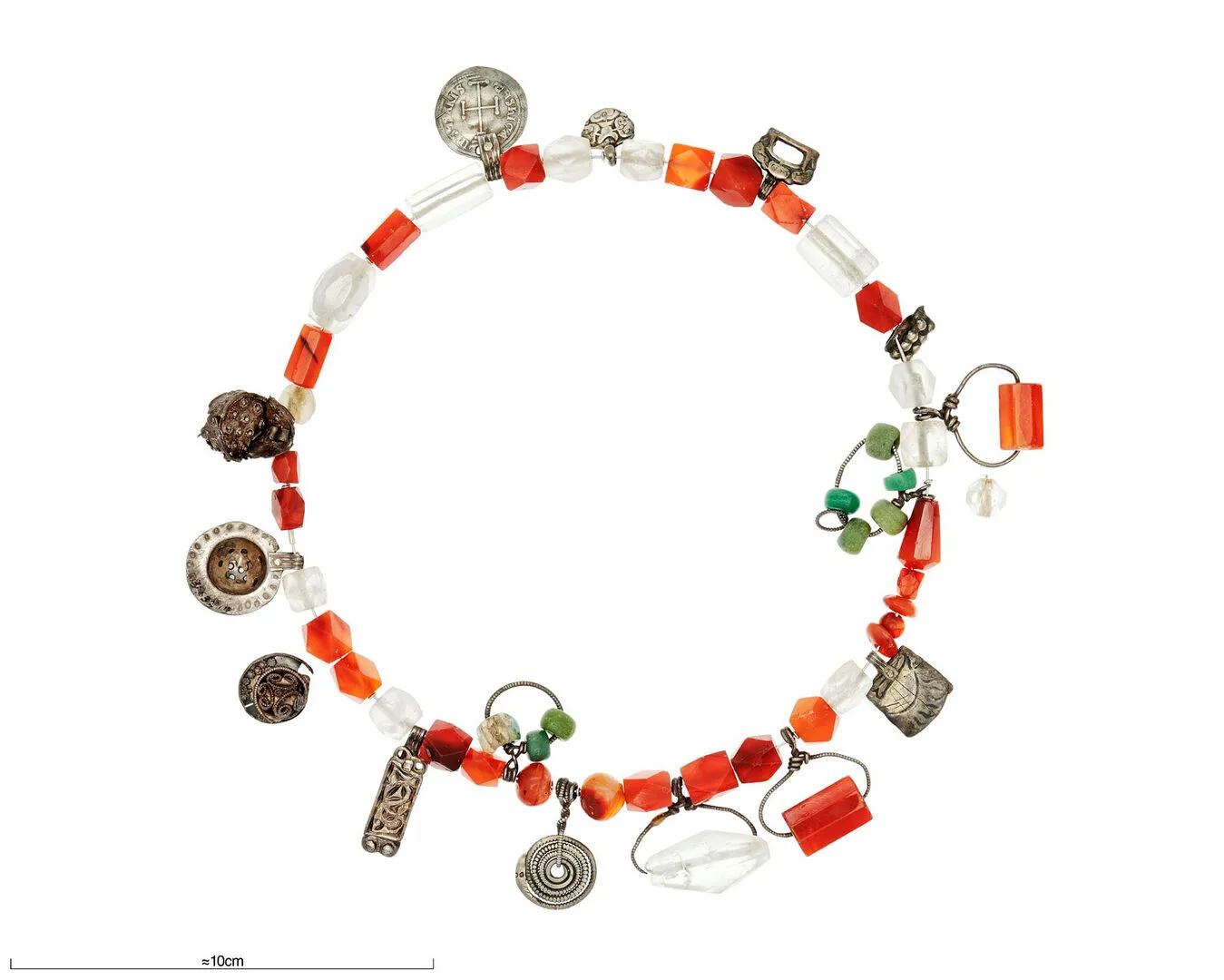 Halsband med pärlor och hängen.