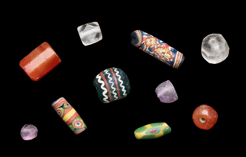 Pärlor fotade mot en svart bakgrund.