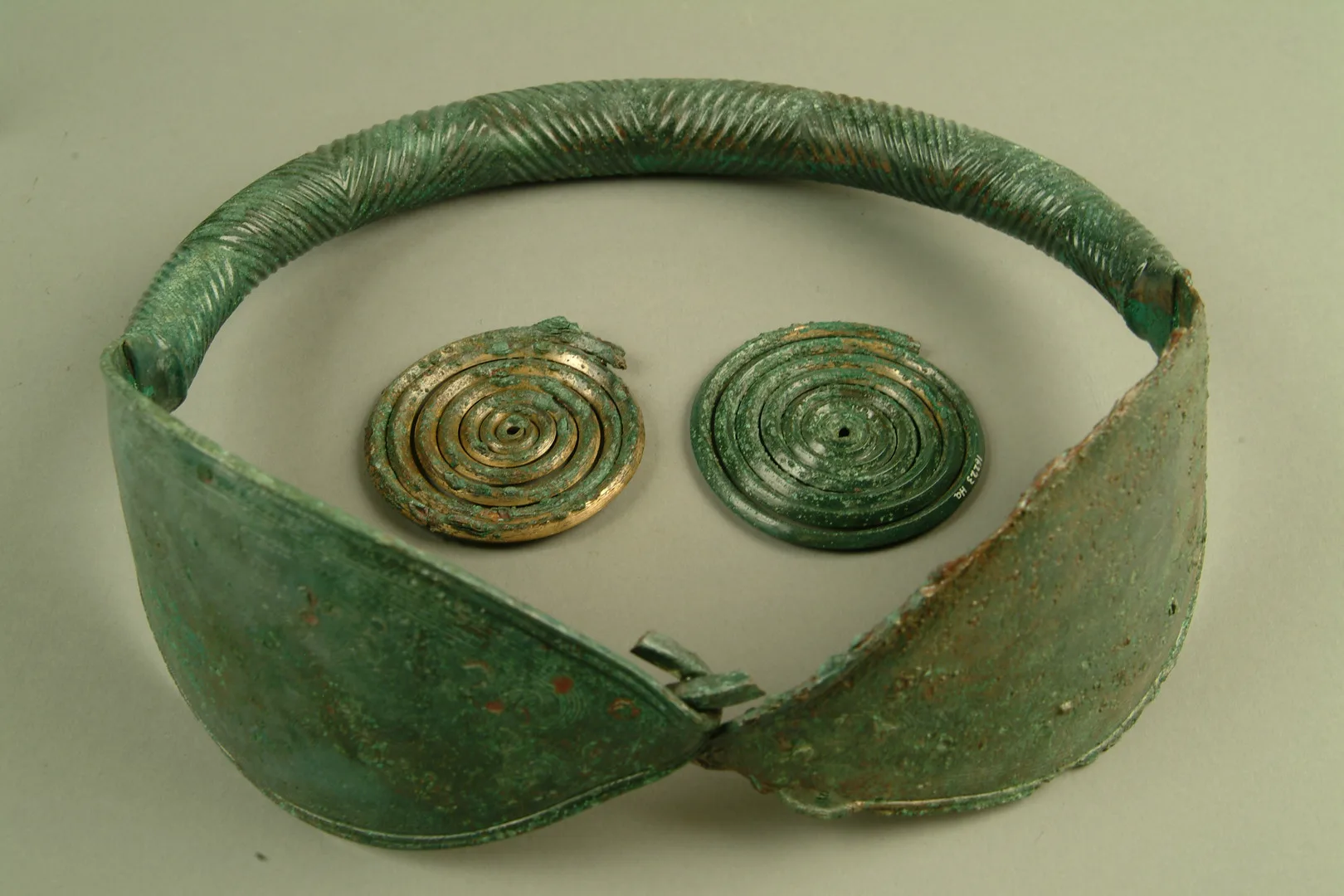 Halsring i brons och två spiralformade föremål