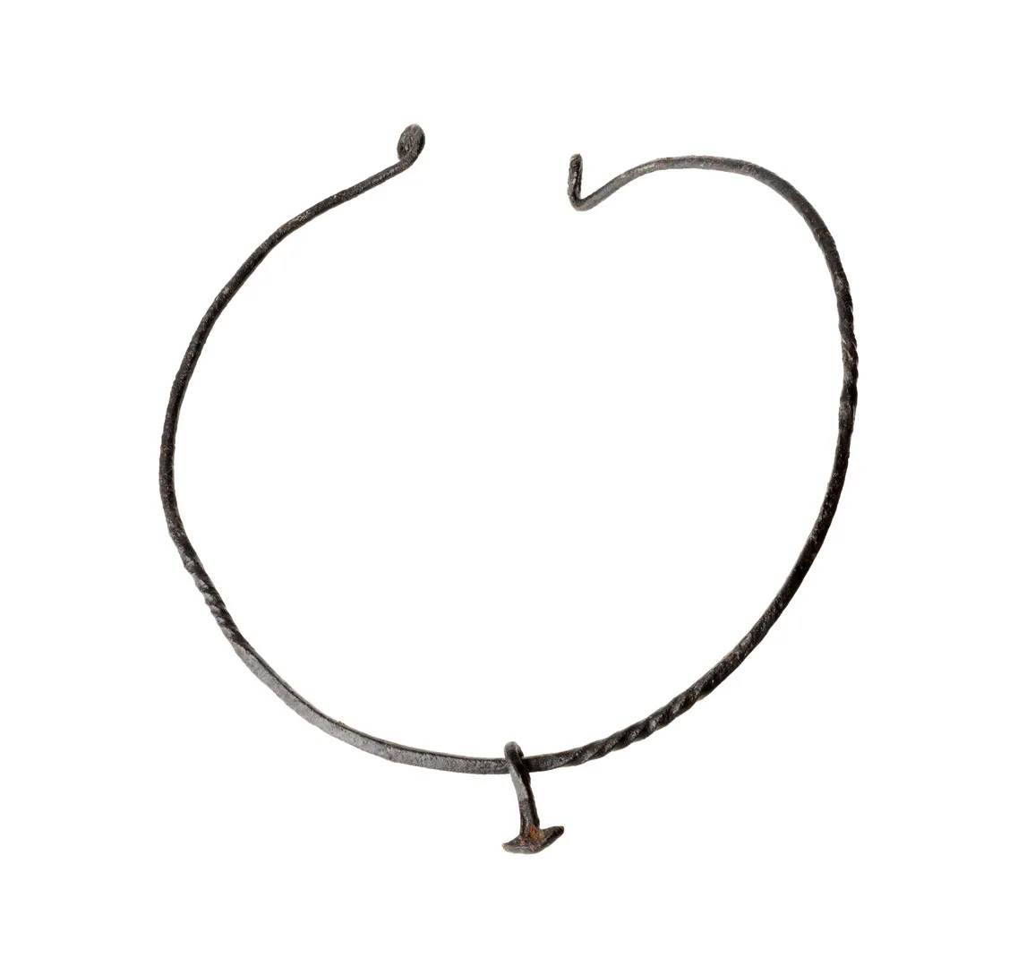 An open metal ring with one hammer pendant.