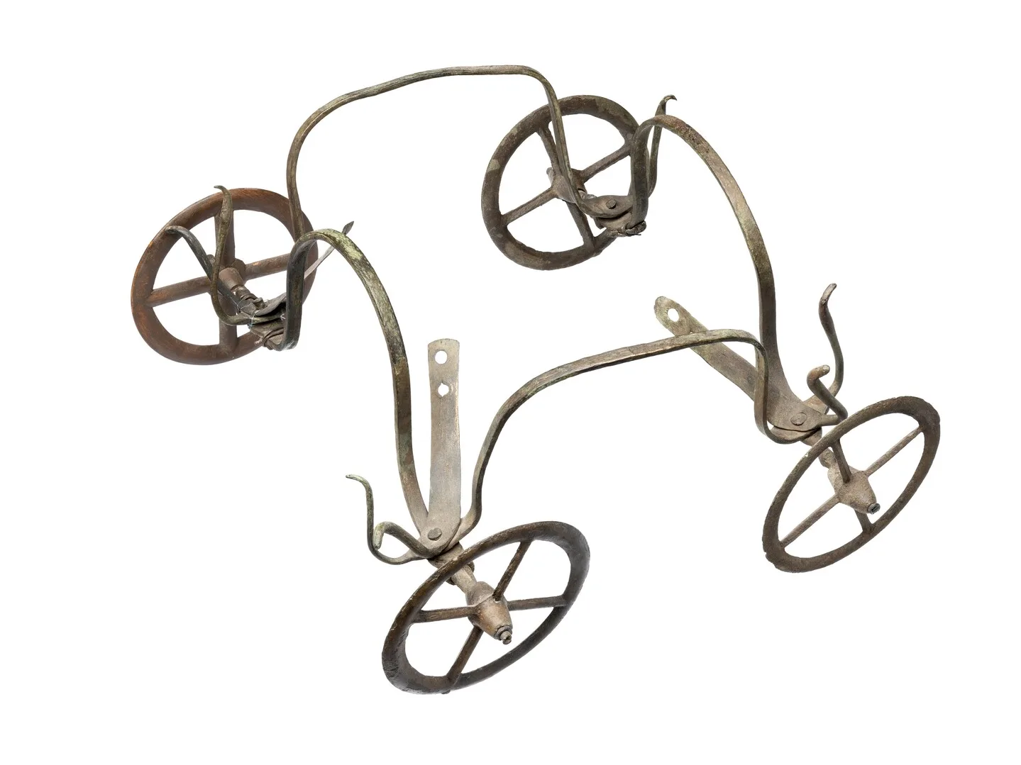 Carriage structure with four wheels.