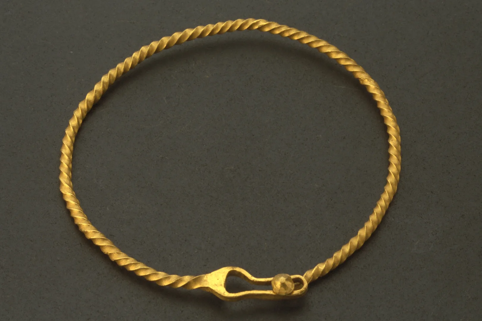 Guldring av en vriden guldtråd.