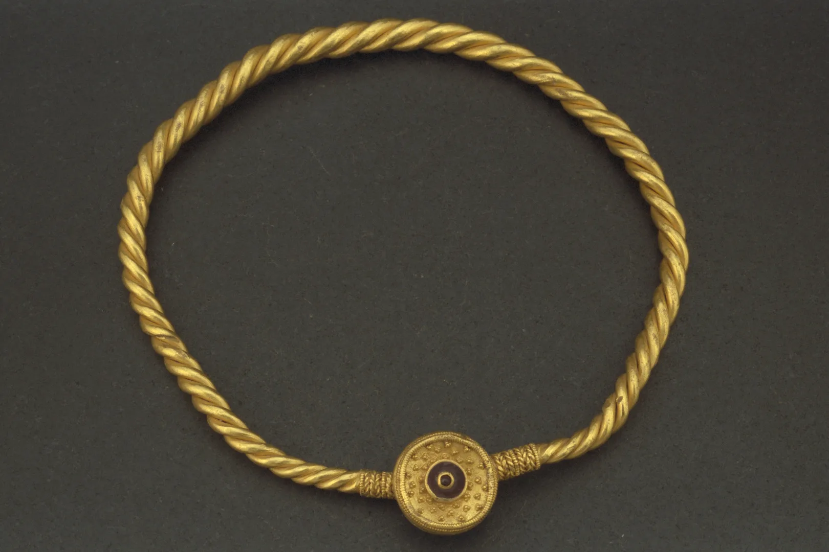 Guldring med runt lås.